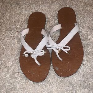KATE SPADE- White and tan kate spade flip flops